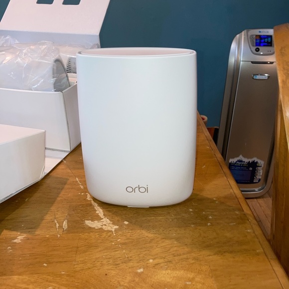 Orbi tri band mesh WiFi System RBS50 - Picture 2 of 4